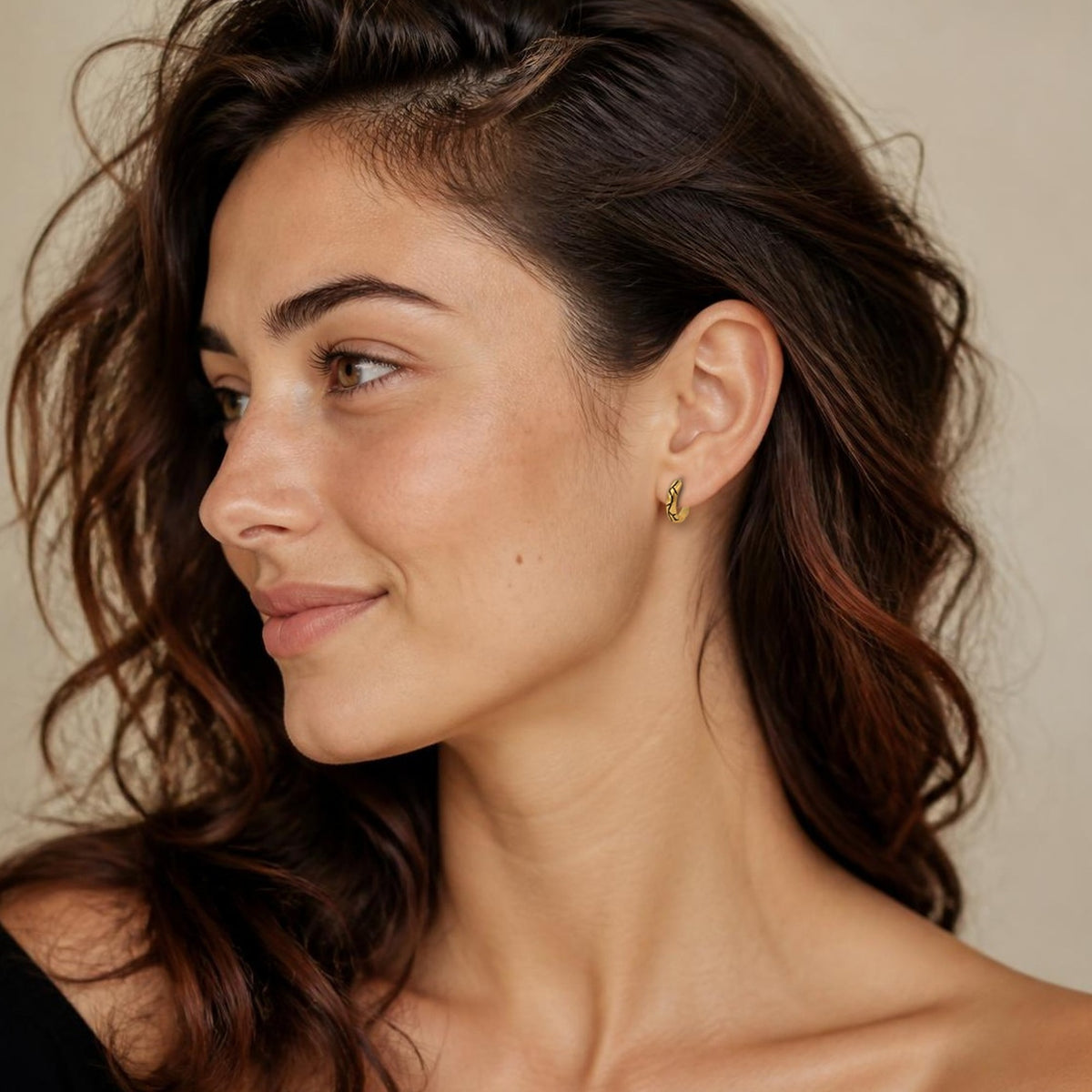 Kintsugi huggie earrings in yellow gold, worn, side profile