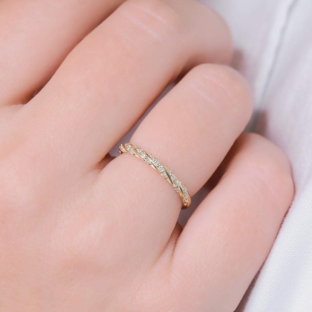 Twisting Light - Solitaire Natural Round  Diamond Engagement Set