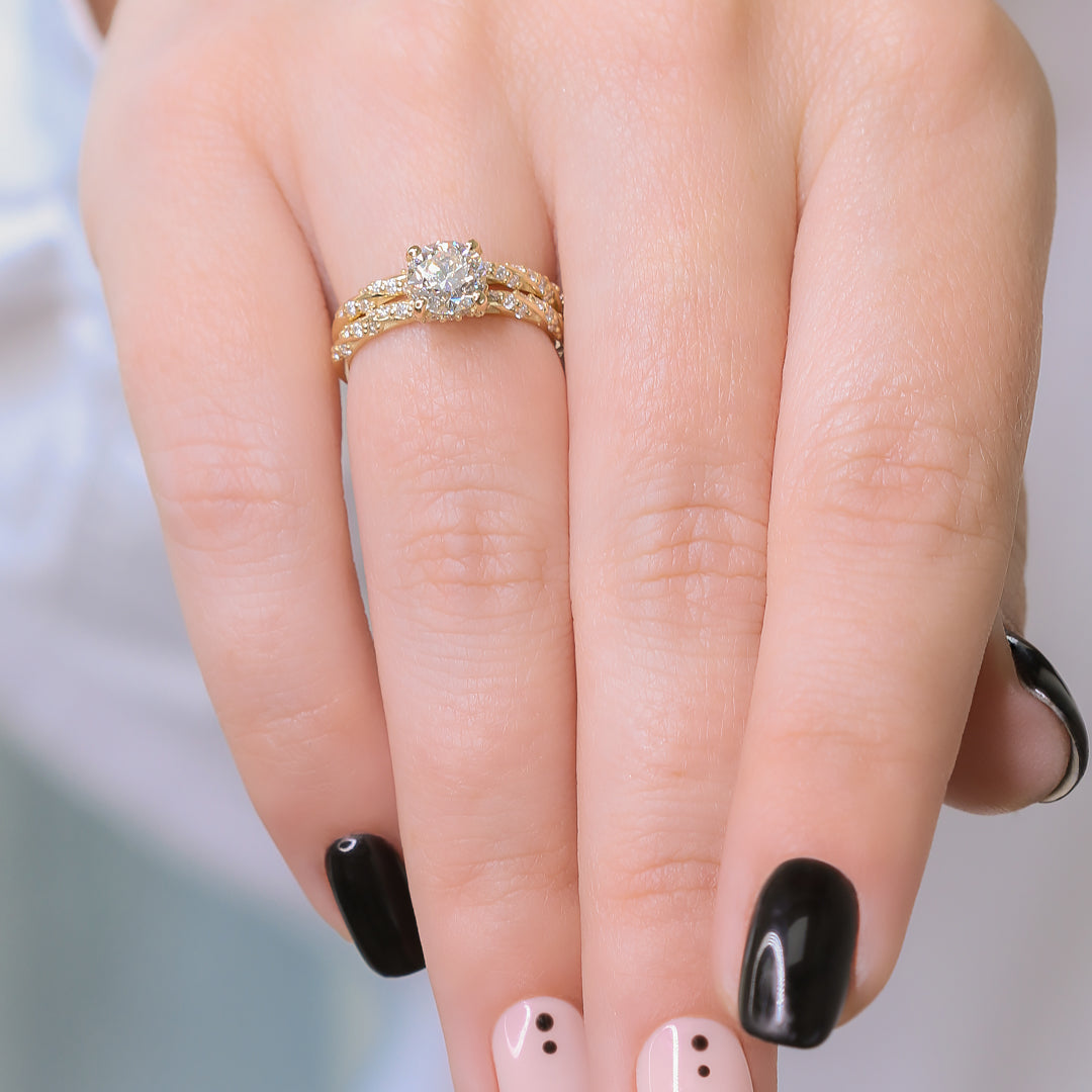 Twisting Light - Solitaire Natural Round  Diamond Engagement Set